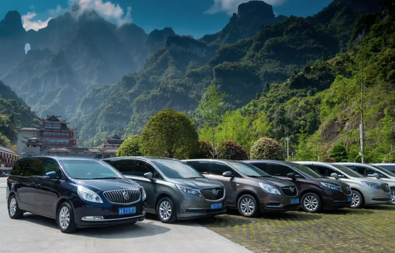 Private cars and drivers prepared for Muslim-friendly travel in Zhangjiajie