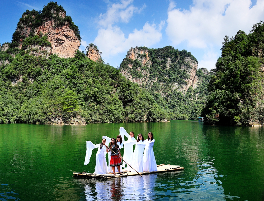 Zhangjiajie Baofeng Lake with traditional performers on a bamboo raft