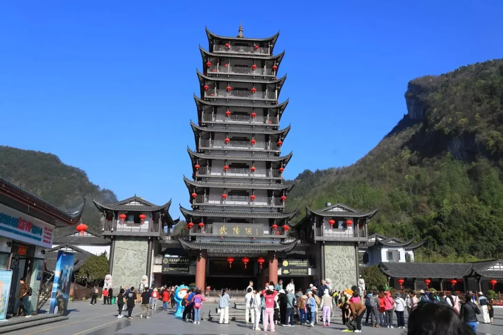 zhangjiajie city travel guide with Wulingyuan entrance, mountain scenery and visitor route planning