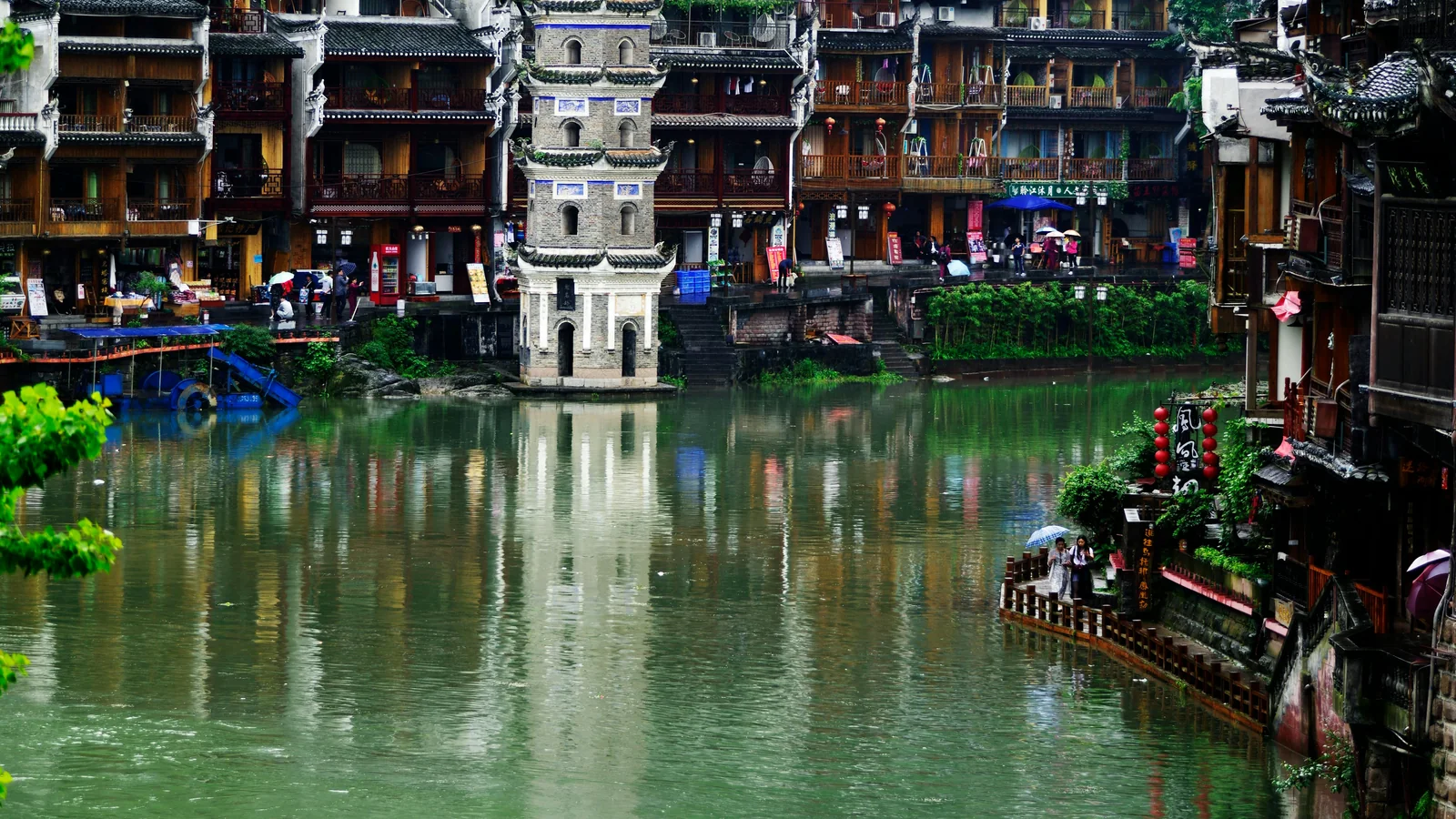 Fenghuang Ancient Town hotel access and luggage planning beside the riverside old town