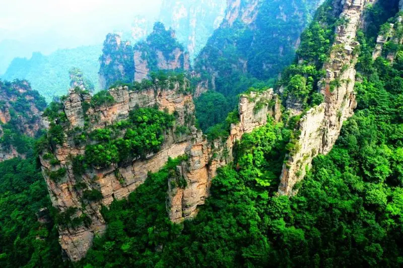 zhangjiajie national forest park tour through Yangjiajie rugged sandstone peak scenery