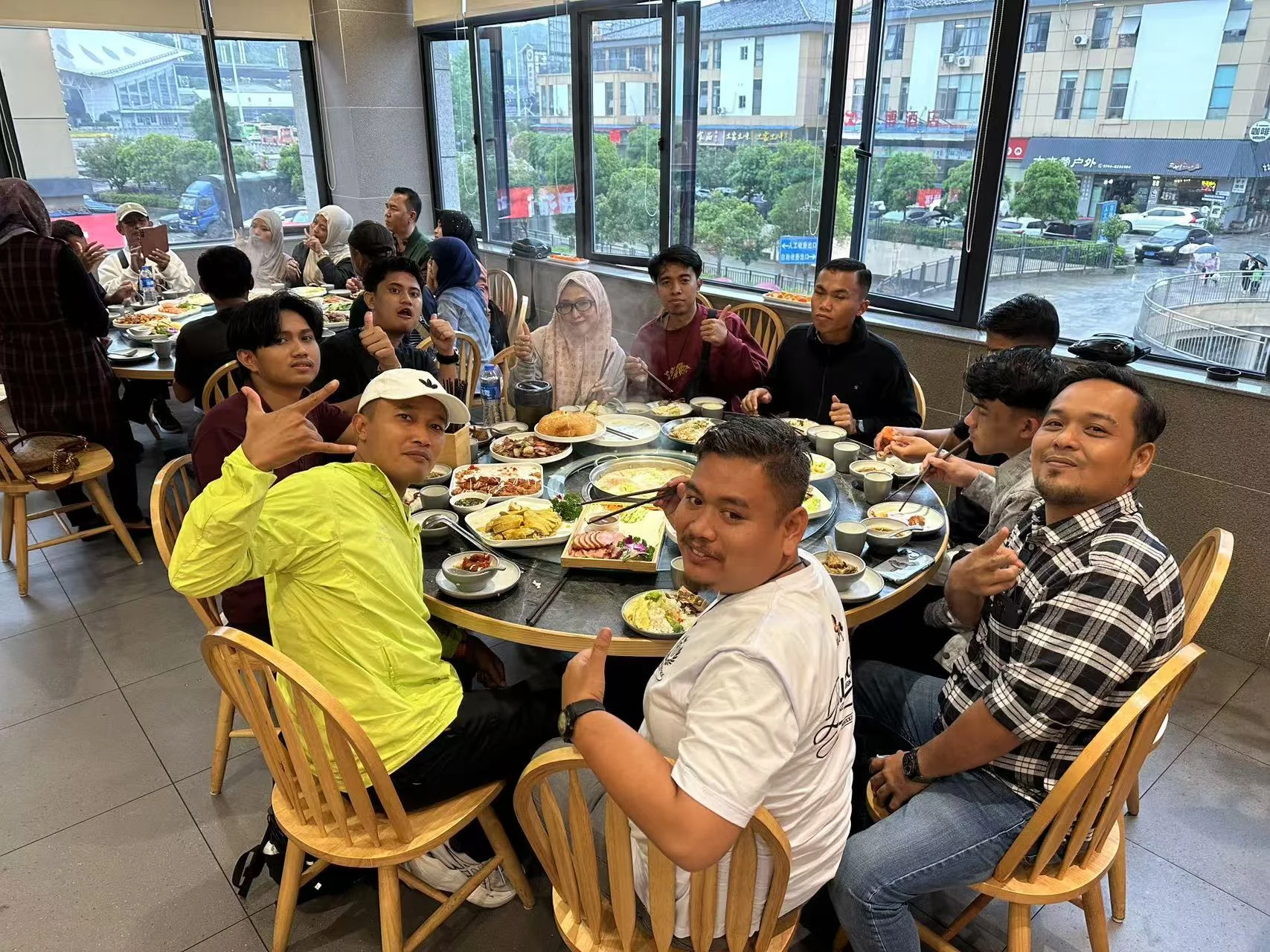 Muslim traveler group dining during a HalalChinaTrips Zhangjiajie trip