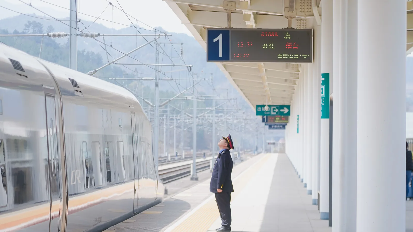 Halal Chinese food itinerary planning with China high-speed train station and route timing