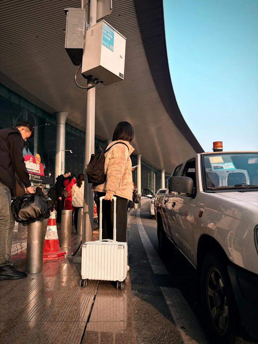 zhangjiajie itinerary arrival planning with travelers and luggage for hotel area and dinner timing