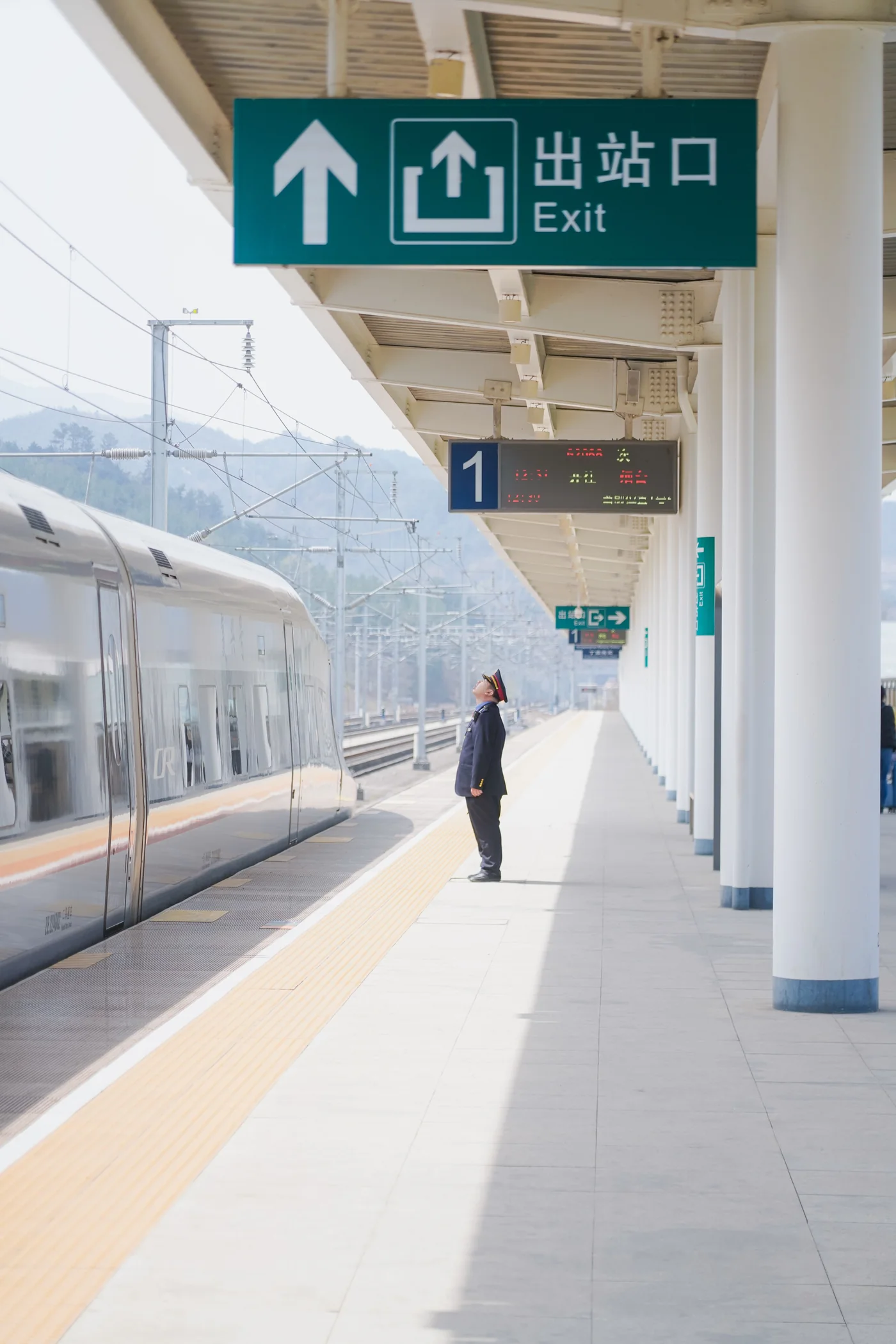 where to stay in Zhangjiajie for Muslim travelers with train station route and transfer timing checks