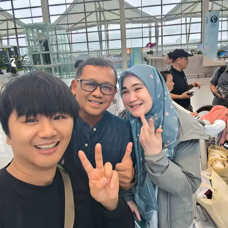 Siti Nurhaliza and family at Chengdu airport