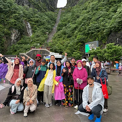 Fatimah, Amir and their Muslim travel group together in Zhangjiajie