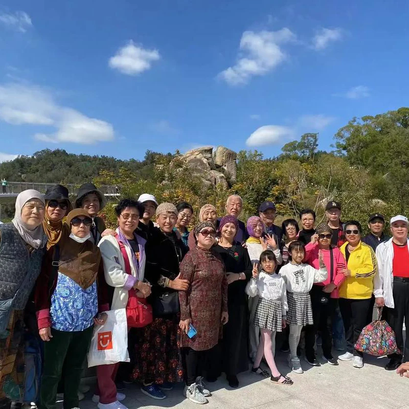 Muslim tour group on a HalalChinaTrips seaside route in China