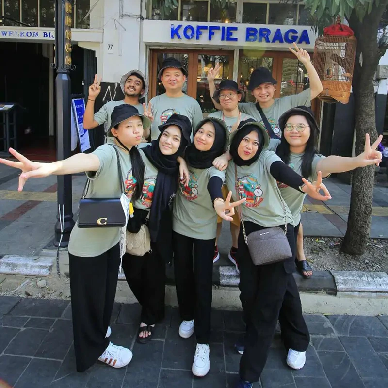 Muslim travelers on a Hangzhou tour enjoying halal dining