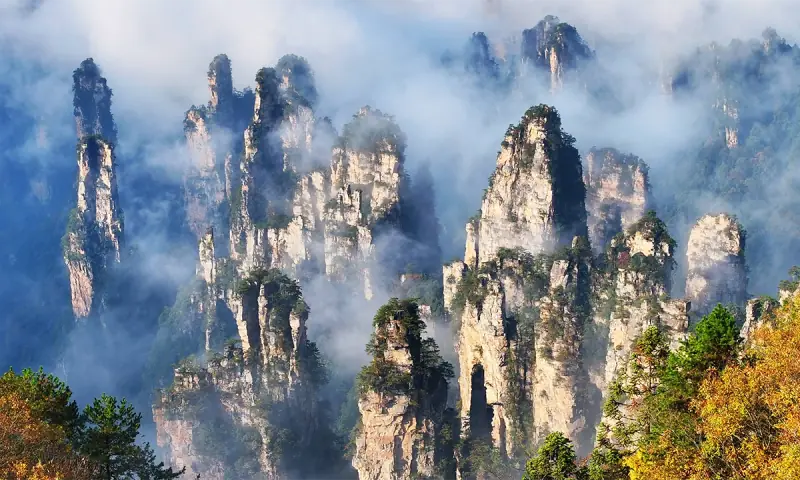 Clouds drifting between Zhangjiajie sandstone peaks